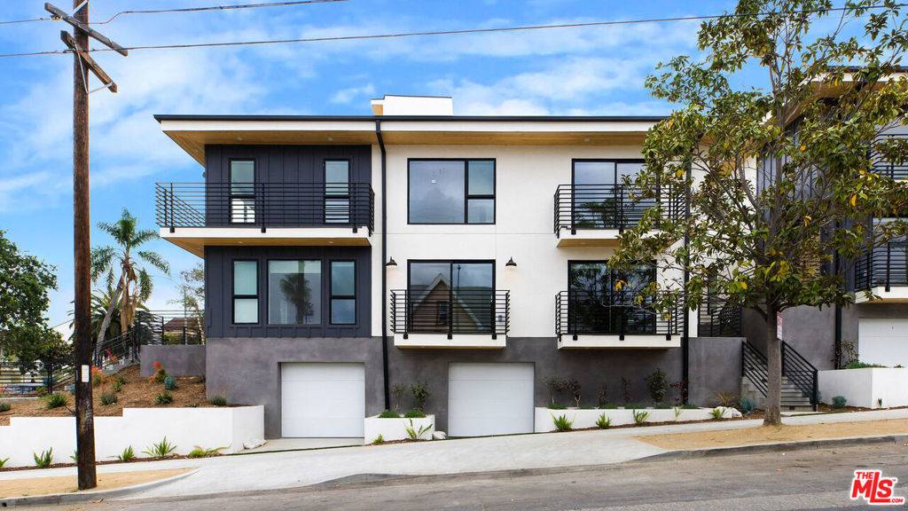Los Angeles, CA 90004,571 Mariposa AVE