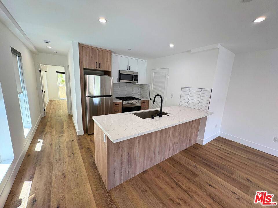 Los Angeles, CA 90004,4454 1/2 Clinton ST