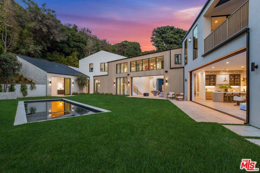 Los Angeles, CA 90049,1749 Mandeville LN