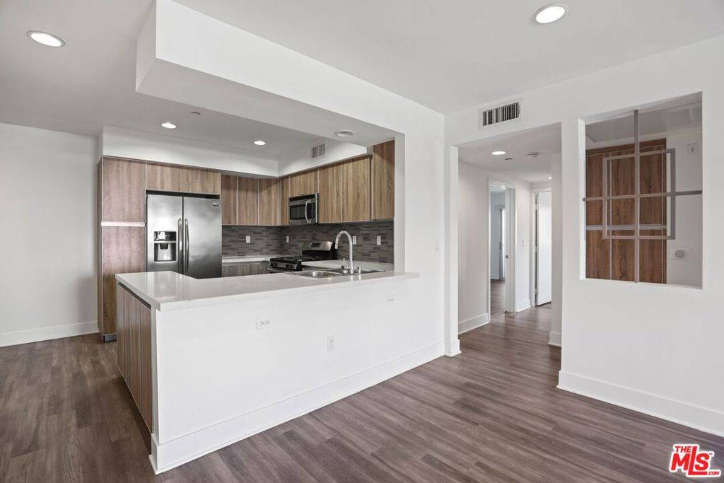 Los Angeles, CA 90025,1301 Brockton AVE #106