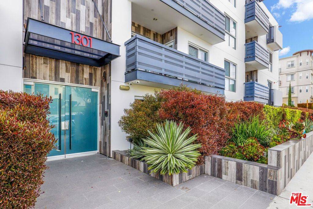 Los Angeles, CA 90025,1301 Brockton AVE #106