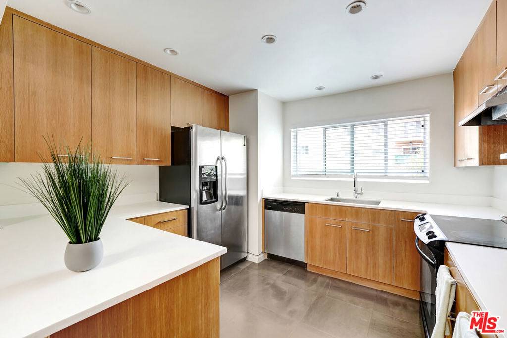 West Hollywood, CA 90069,645 Westmount DR #211