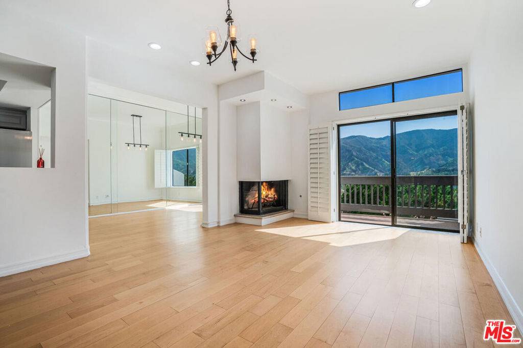 Pacific Palisades, CA 90272,1694 Michael LN