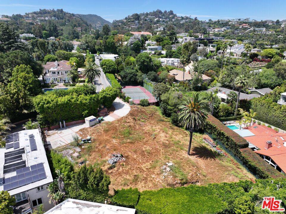 Beverly Hills, CA 90210,1120 Summit DR