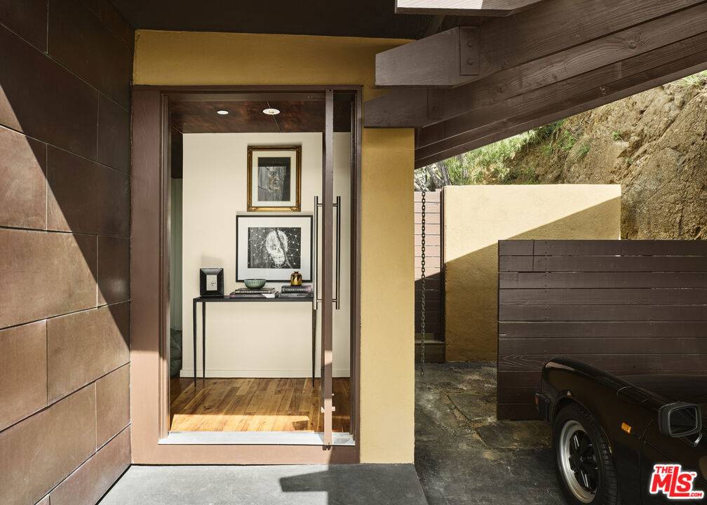 Los Angeles, CA 90046,8715 Skyline DR