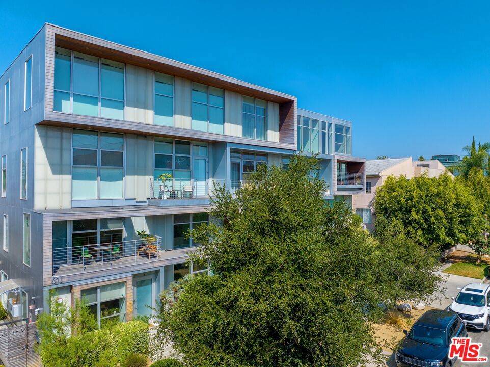 Los Angeles, CA 90004,611 N Bronson AVE #6