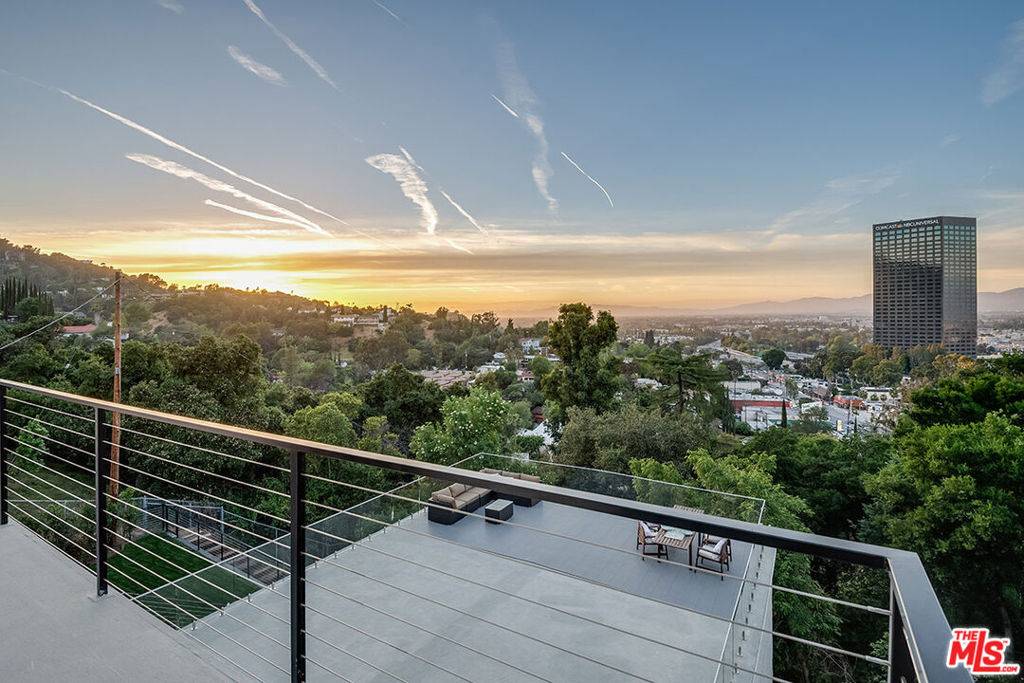 Los Angeles, CA 90068,3701 Multiview DR
