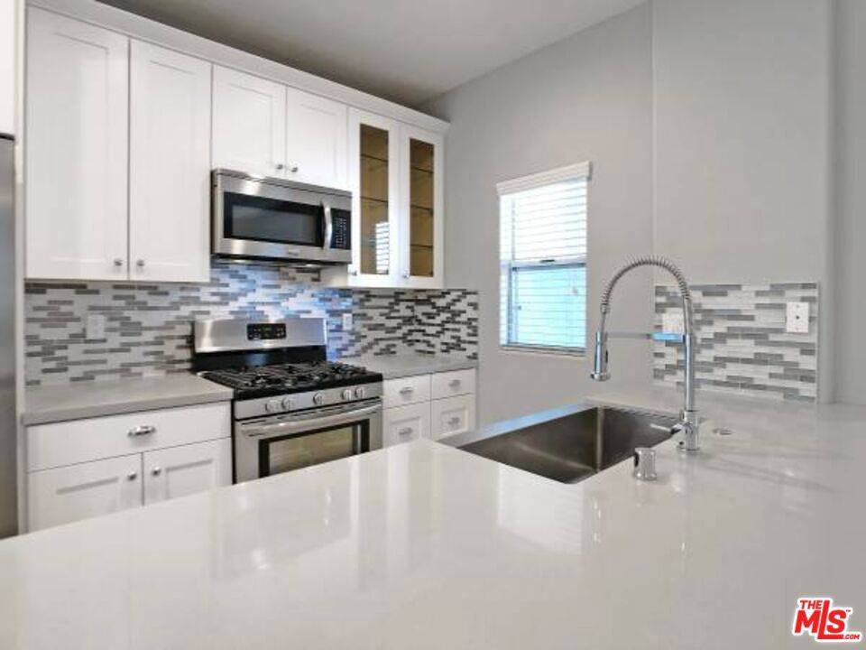 Los Angeles, CA 90025,10560 SANTA MONICA #201