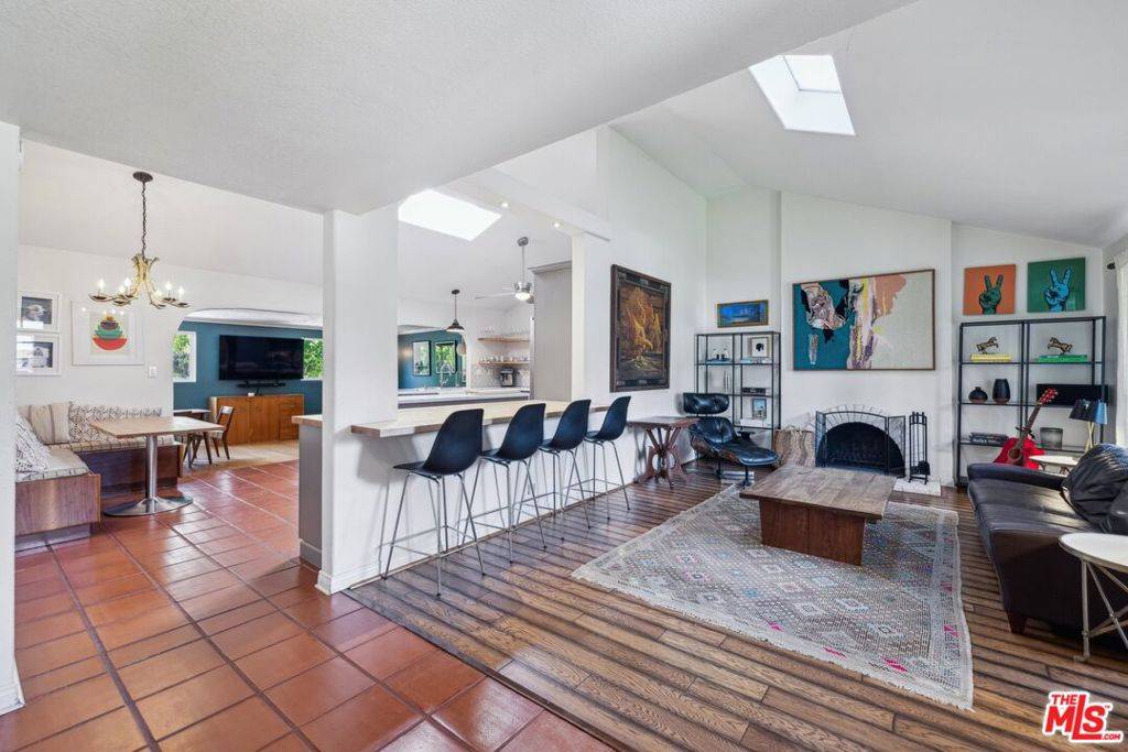 Agoura Hills, CA 91301,29429 Trailway LN