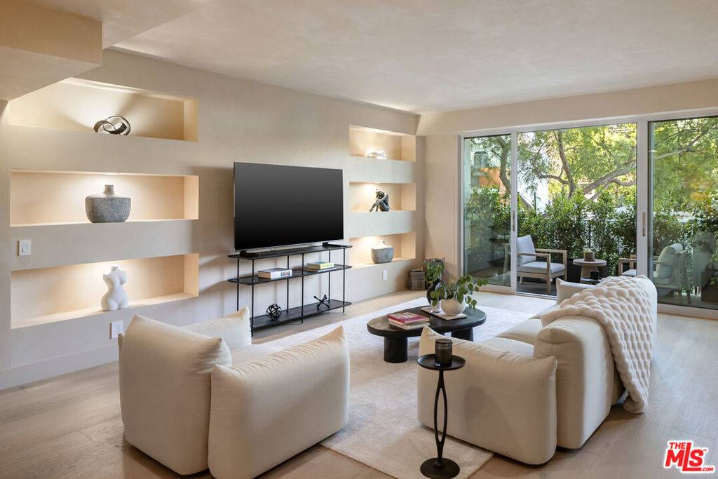West Hollywood, CA 90069,818 N Doheny DR #205