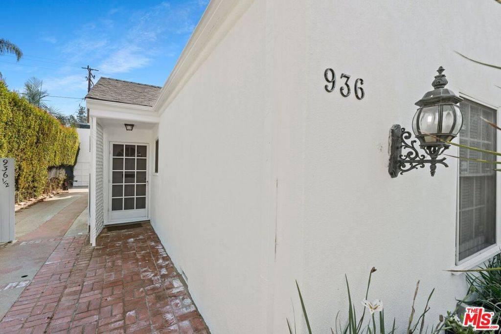 West Hollywood, CA 90046,934 N La Jolla AVE