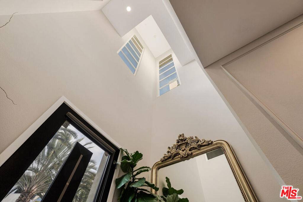 Playa Vista, CA 90094,5929 Coral PL