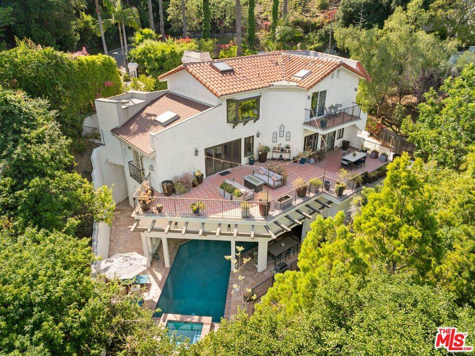 Los Angeles, CA 90068,2216 E Live Oak DR