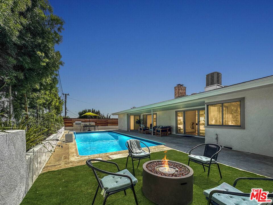 Los Angeles, CA 90056,5810 S Halm AVE