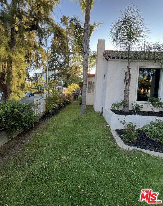 Los Angeles, CA 90048,101 N La Peer DR