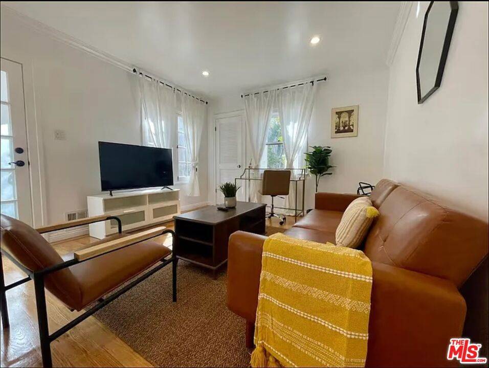 Santa Monica, CA 90403,907 18th Street #F