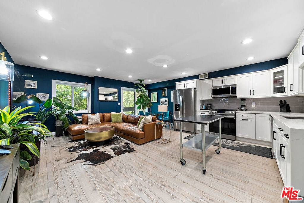 Los Angeles, CA 90068,2700 Cahuenga BLVD #1203