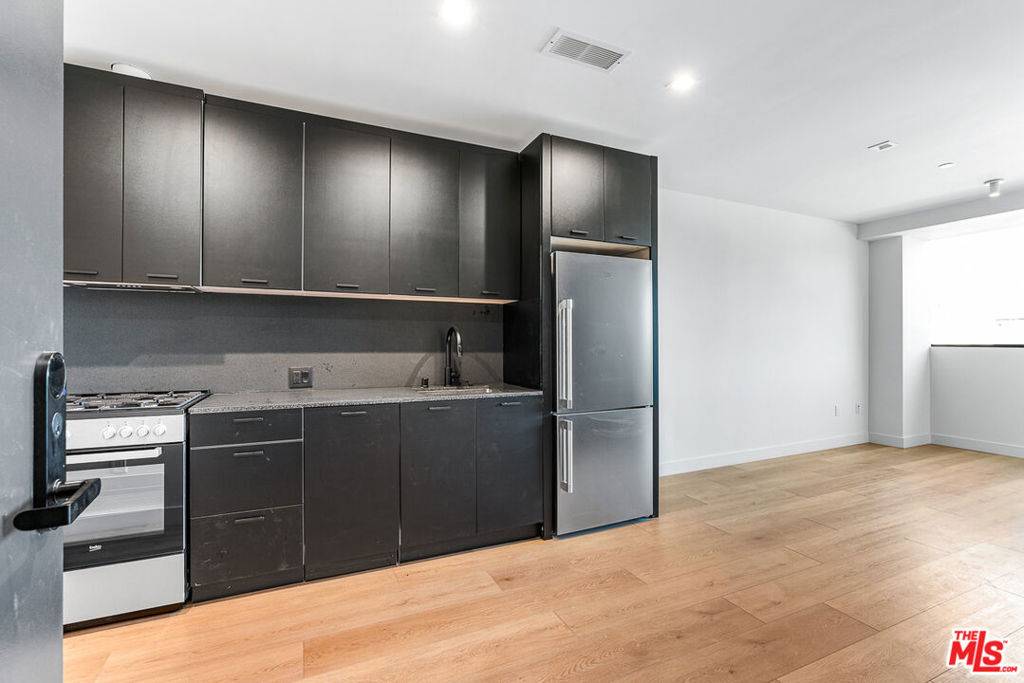 Los Angeles, CA 90034,3688 Overland AVE #204