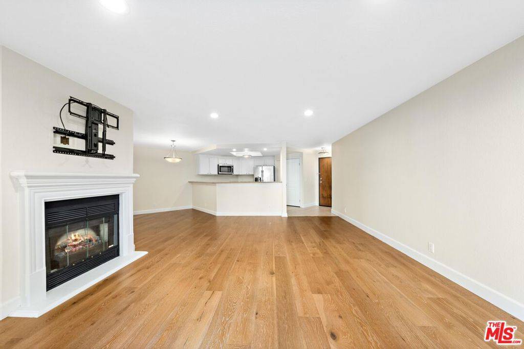 Los Angeles, CA 90025,1633 S Bentley AVE #101