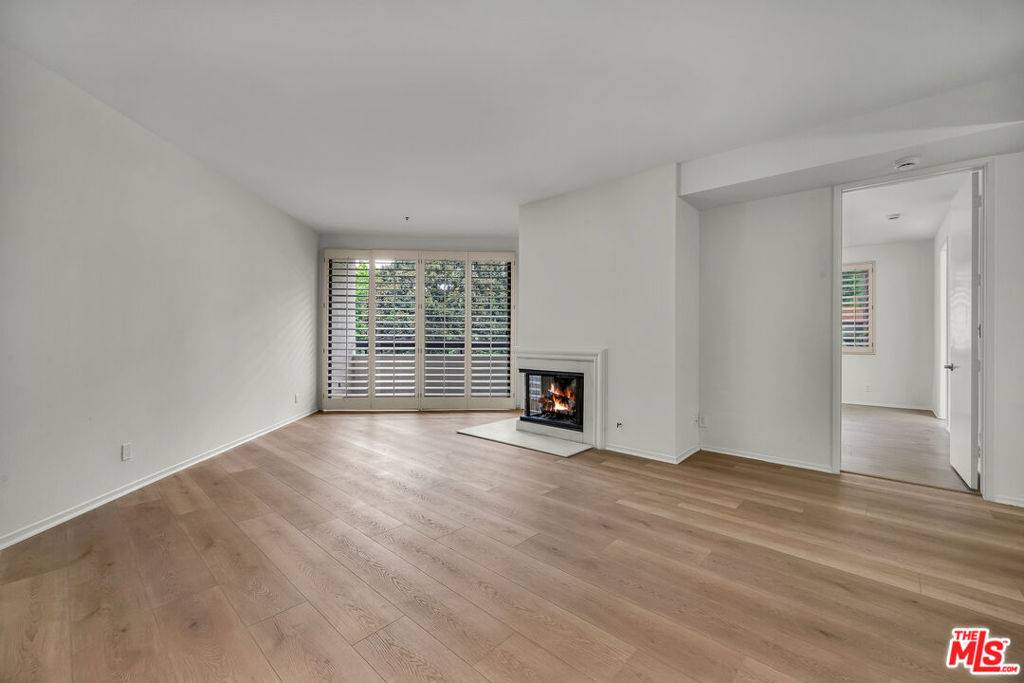Los Angeles, CA 90067,2131 Century Park LN #116