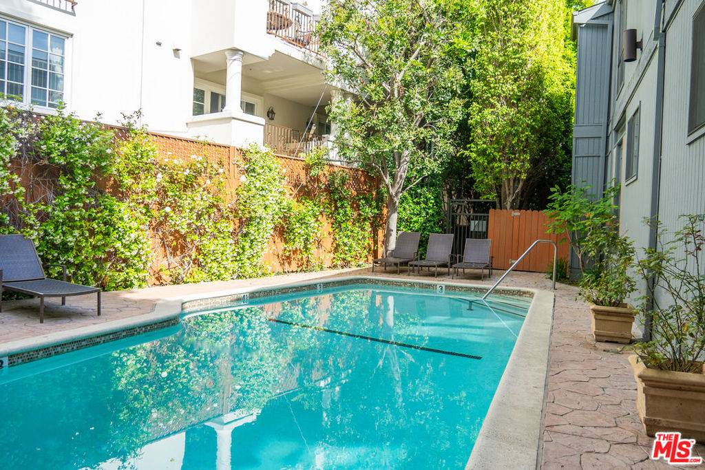 West Hollywood, CA 90069,880 Hilldale AVE #10