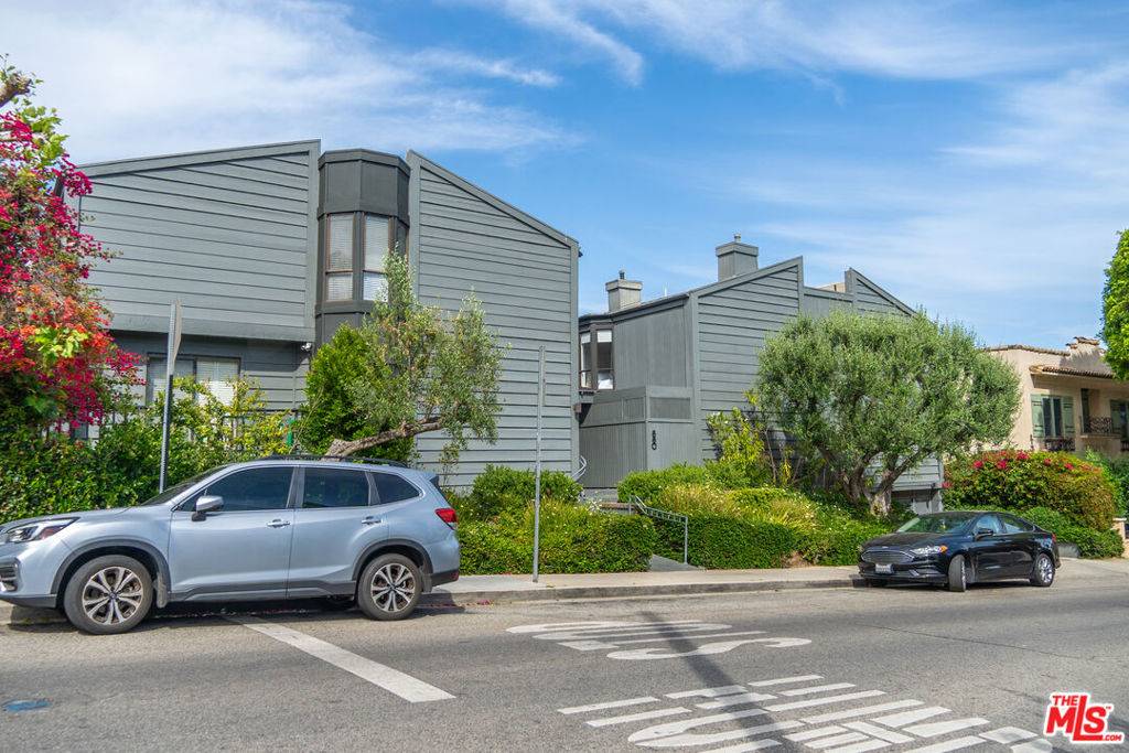 West Hollywood, CA 90069,880 Hilldale AVE #10