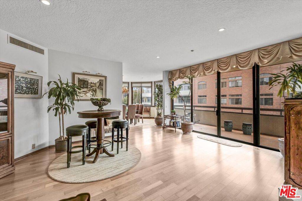 Beverly Hills, CA 90211,300 N Swall DR #356