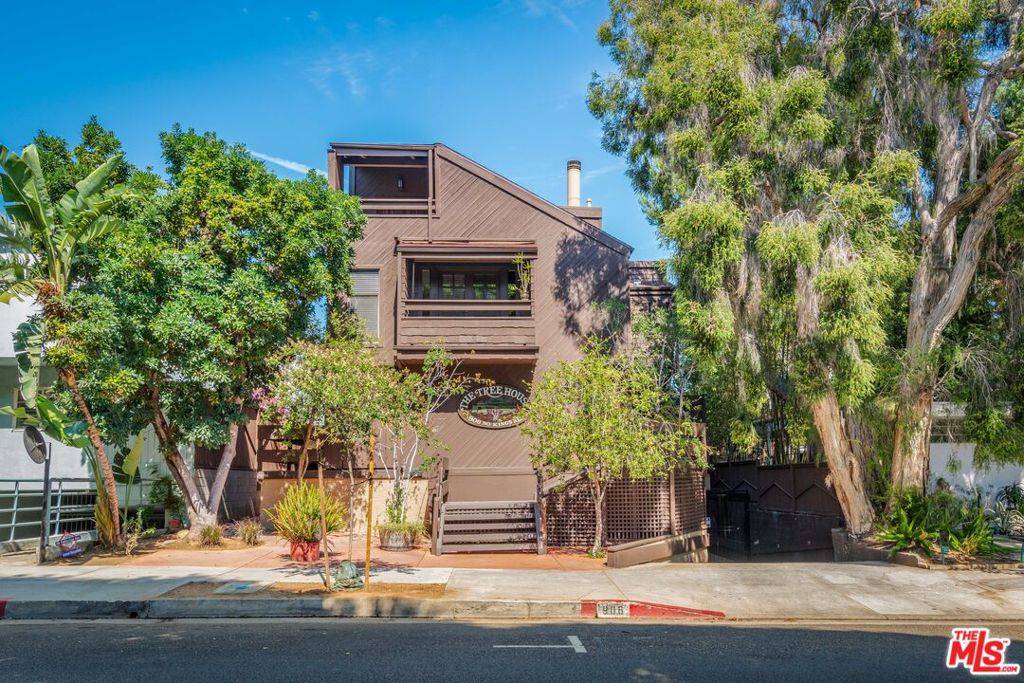 West Hollywood, CA 90069,906 N KINGS RD #1