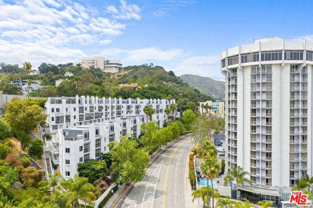 Los Angeles, CA 90049,171 N Church LN #304