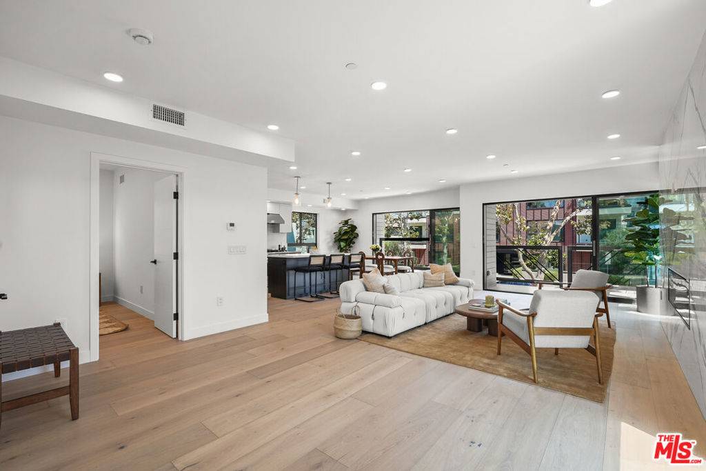 Los Angeles, CA 90069,715 N Alfred ST #5