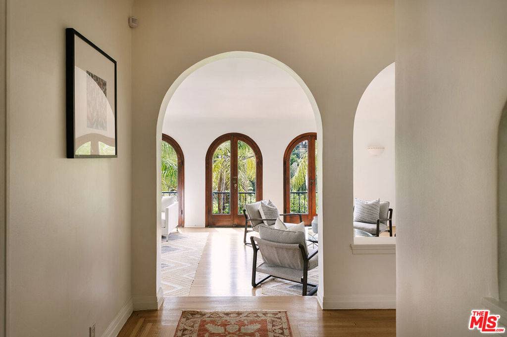 Los Angeles, CA 90068,2481 Hollyridge DR