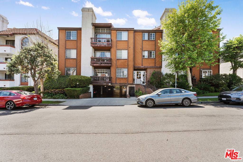 Los Angeles, CA 90025,1433 Barry AVE #103