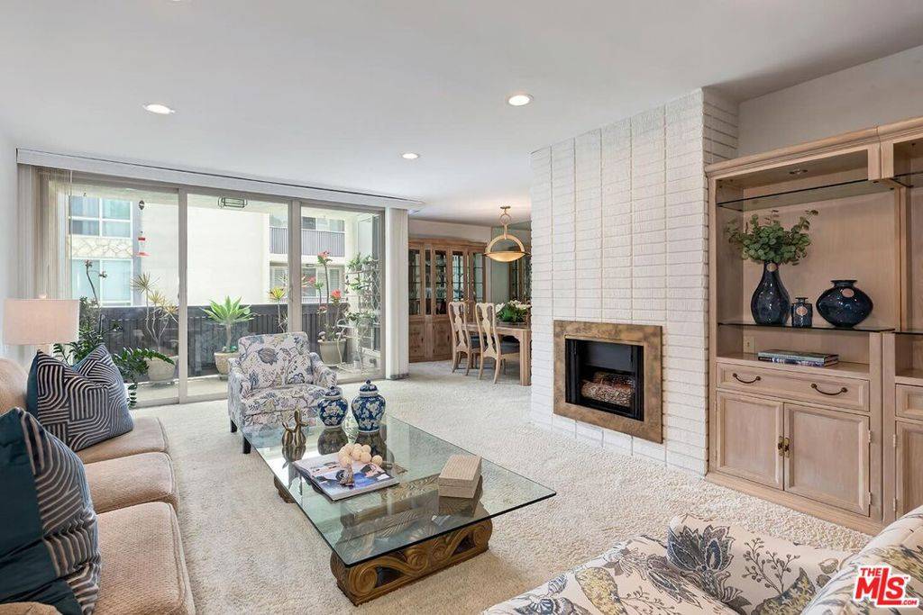 Los Angeles, CA 90049,809 S Bundy DR #211