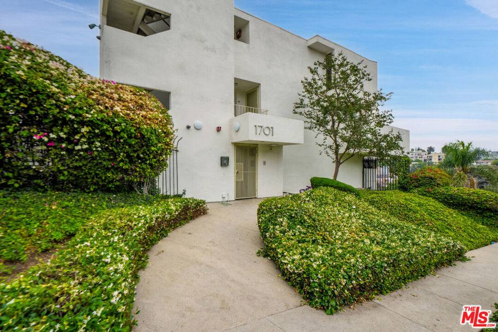 Los Angeles, CA 90026,1701 Clinton ST #210