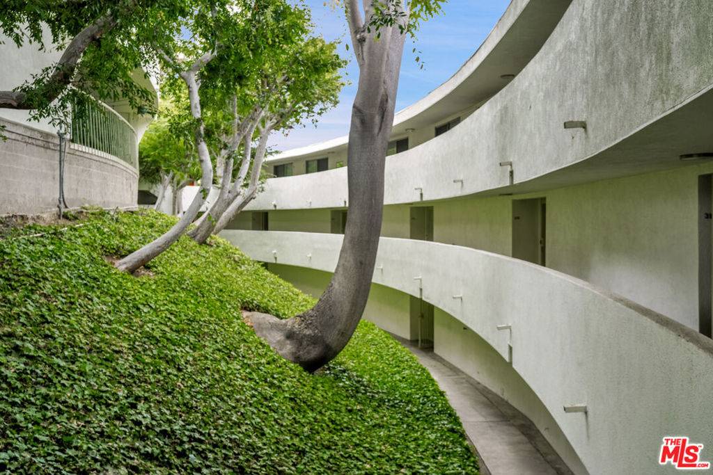 Los Angeles, CA 90026,1701 Clinton ST #210