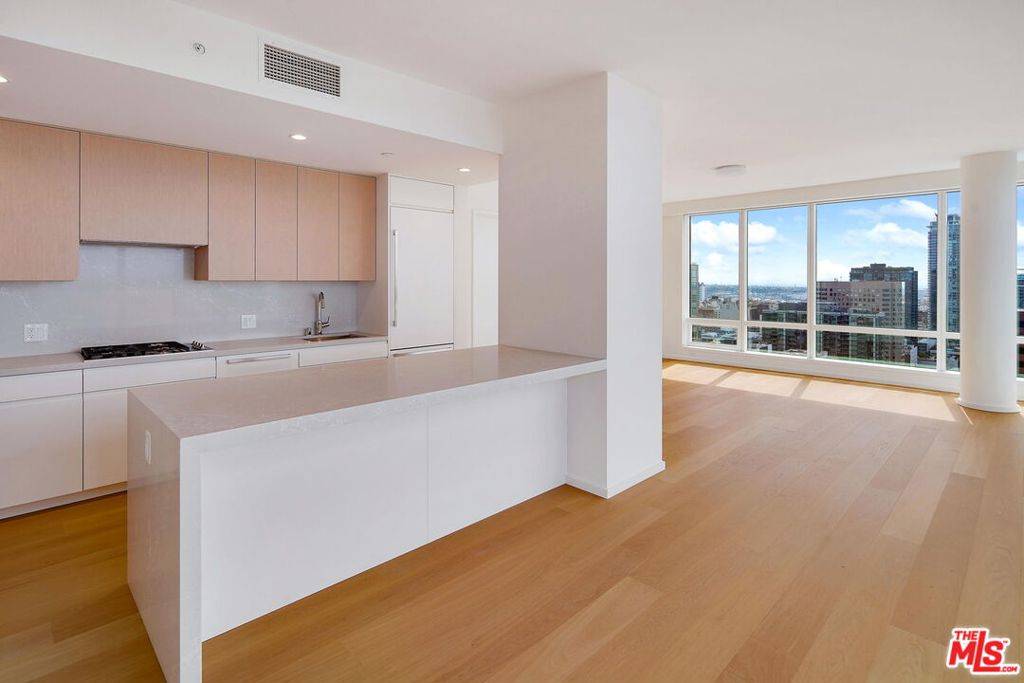 Los Angeles, CA 90017,877 Francisco ST #3209