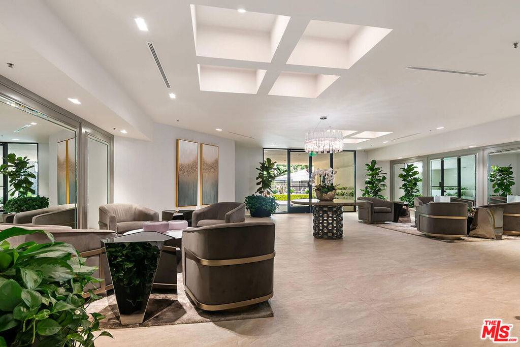 Los Angeles, CA 90067,2102 Century Park LN #101