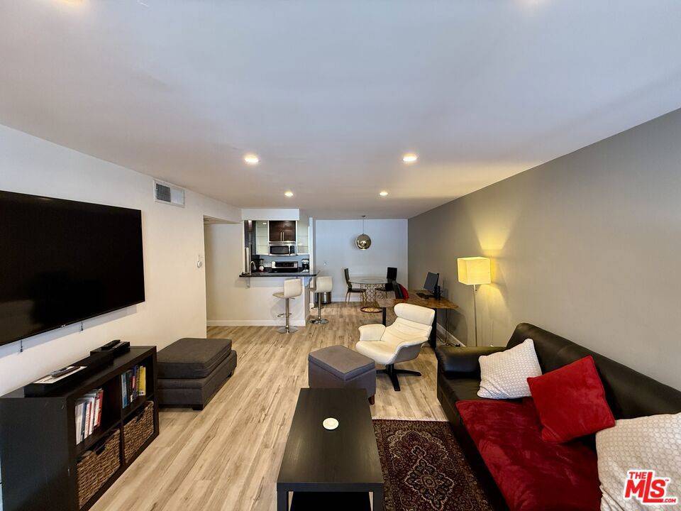 West Hollywood, CA 90069,8530 Holloway DR #217