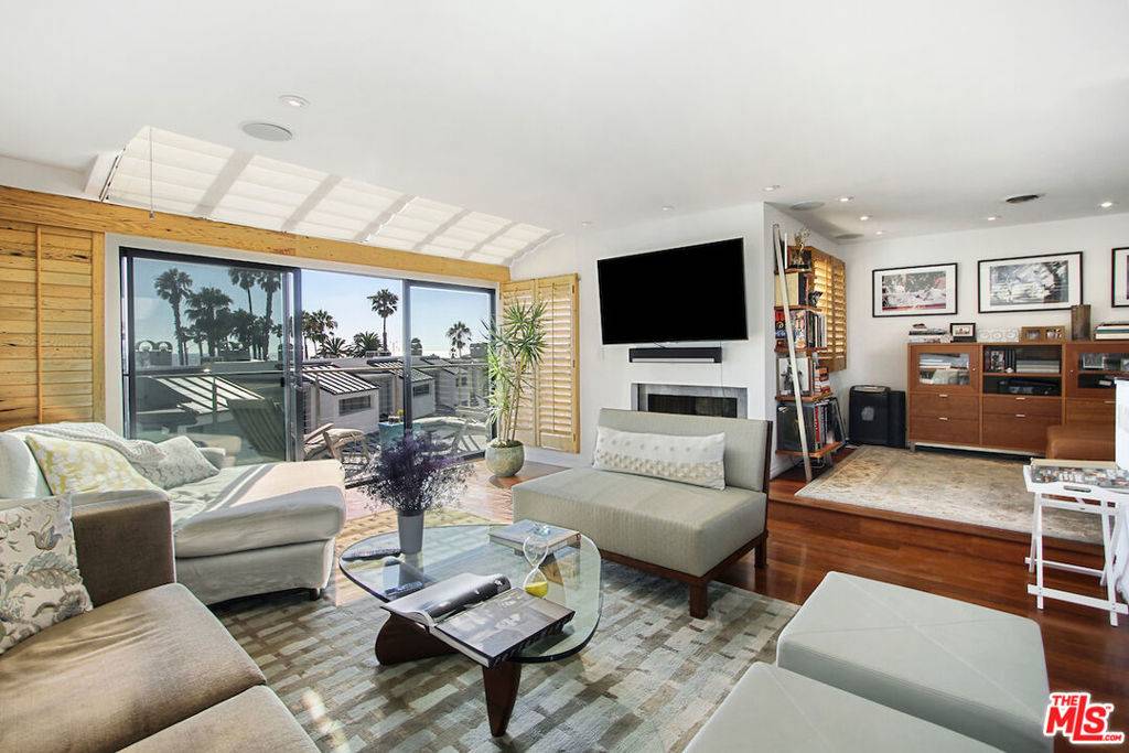 Santa Monica, CA 90405,37 SEA COLONY DR
