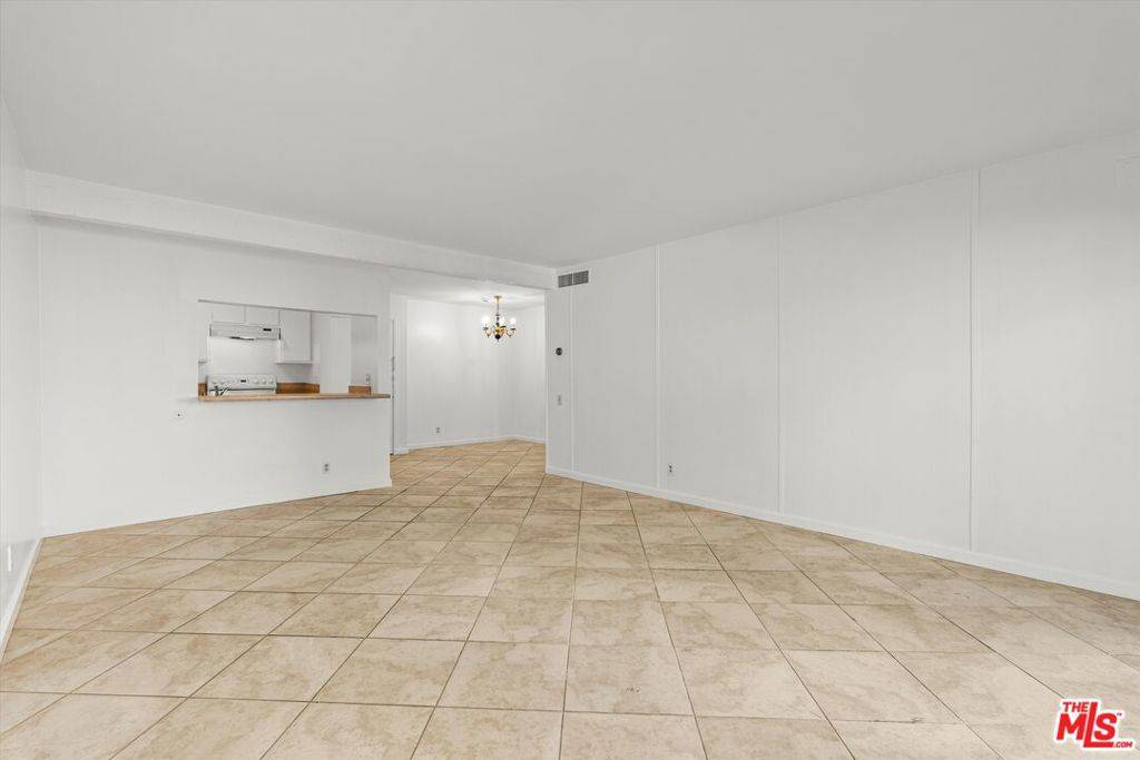 Encino, CA 91316,5460 White Oak AVE #A105