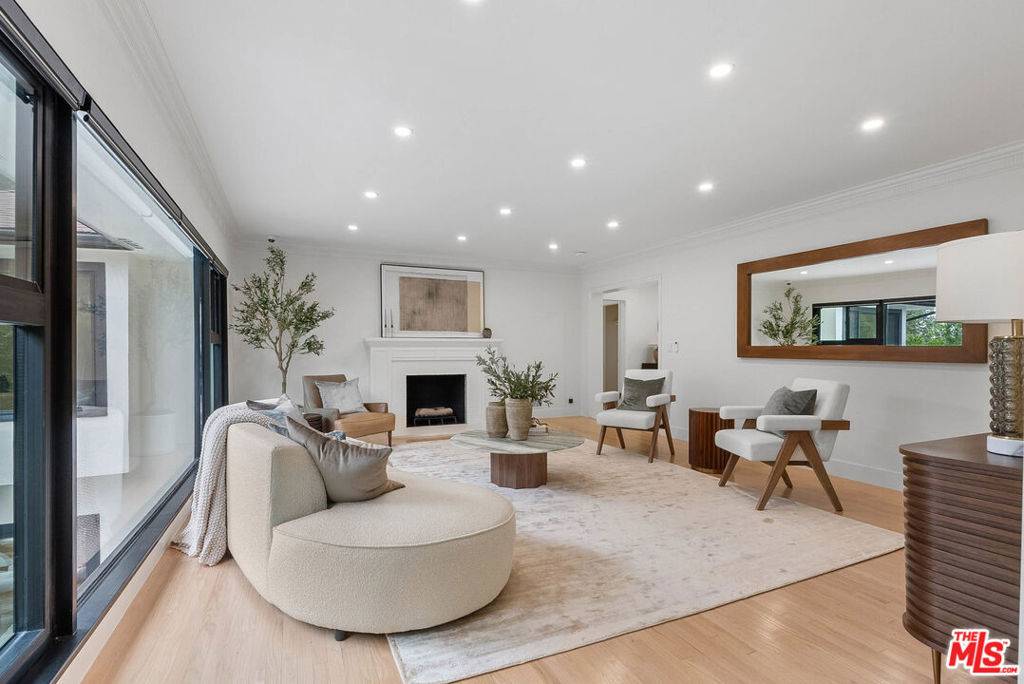 Los Angeles, CA 90049,11346 Thurston PL