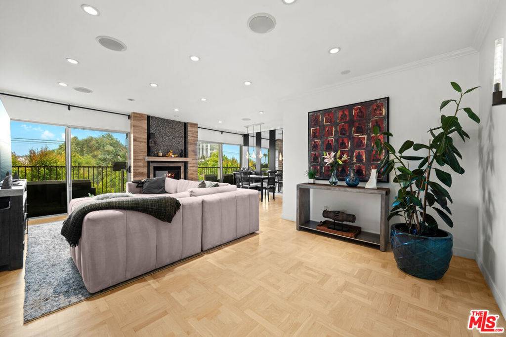 West Hollywood, CA 90069,949 N Kings RD #314