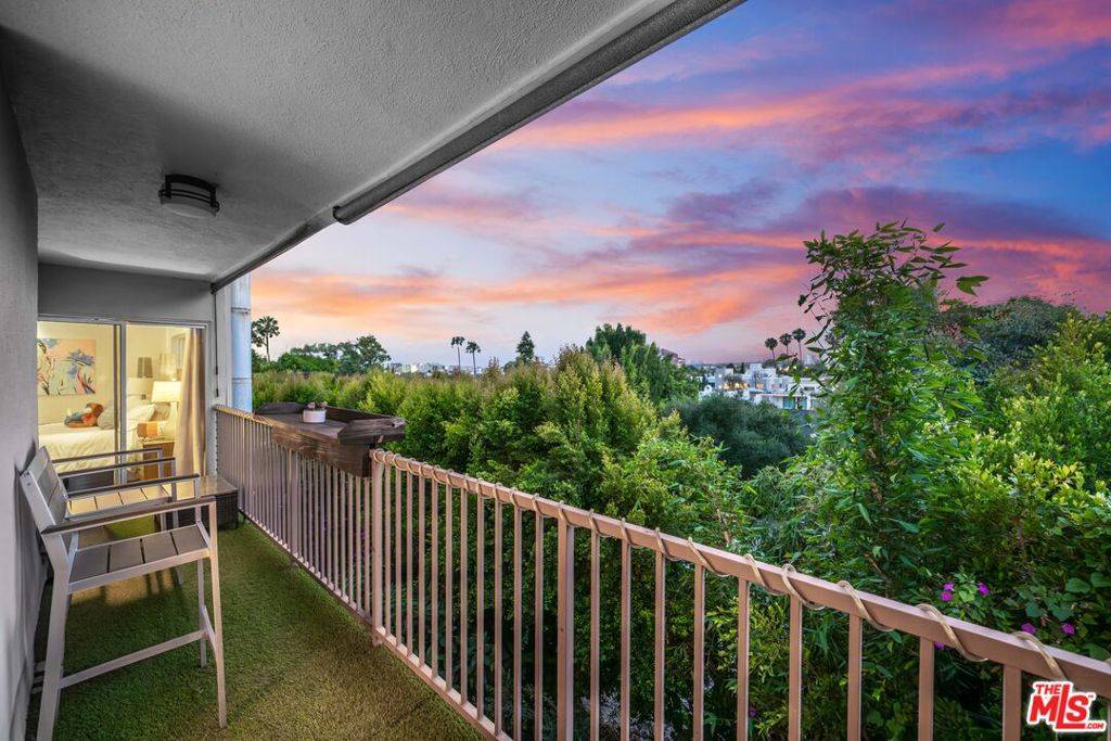 West Hollywood, CA 90069,949 N Kings RD #314
