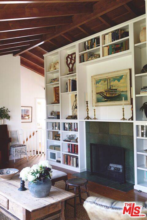 Los Angeles, CA 90068,2415 Castilian DR