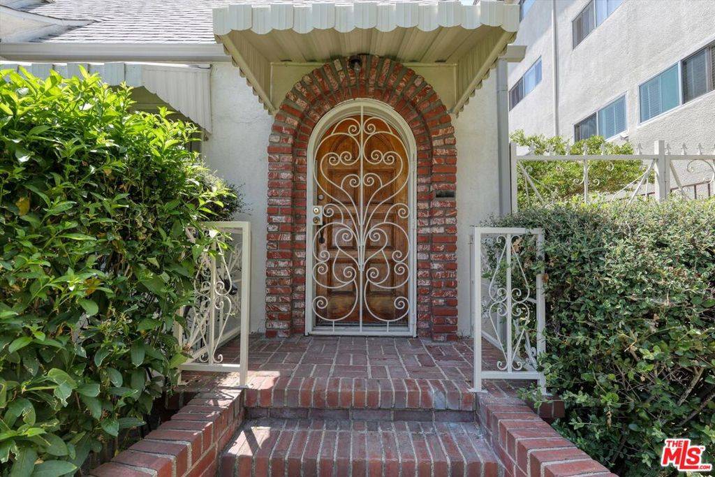 Los Angeles, CA 90035,859 S Le Doux RD