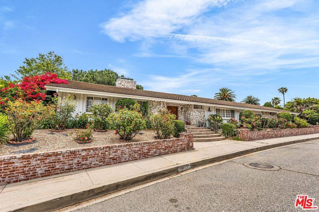 Los Angeles, CA 90049,16560 Park Lane CIR