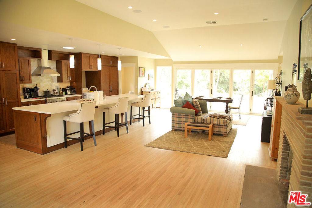 Los Angeles, CA 90045,7482 Denrock AVE