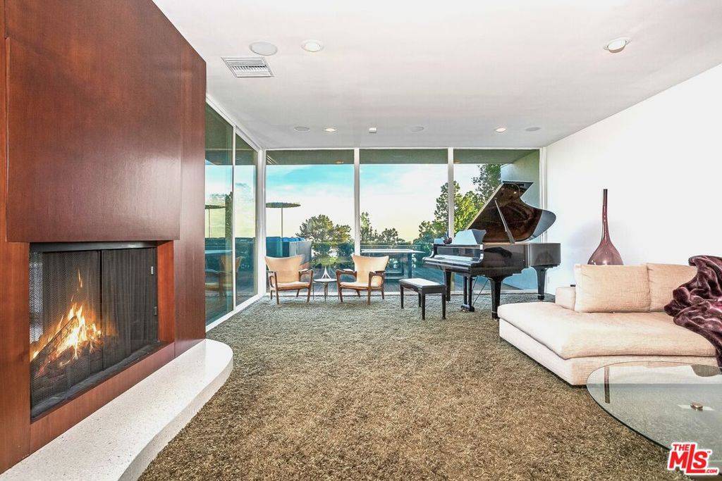 Los Angeles, CA 90069,9263 Swallow DR