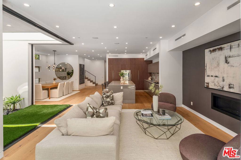 West Hollywood, CA 90048,374 Huntley DR