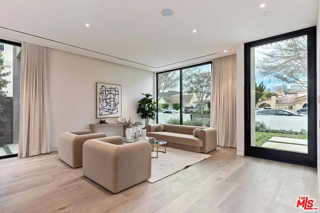 Beverly Hills, CA 90212,352 S Crescent DR